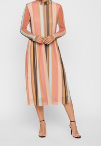 Sukienka midi z długim rękawem w pionowe paski w odcieniach różu, brązu i niebieskiego. Przezroczysty materiał z wysokim kołnierzem i dopasowanym krojem.