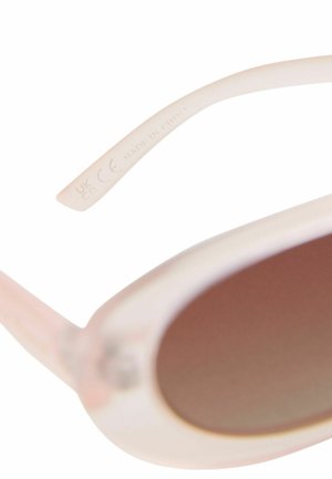 Zonnebril met een doorschijnend lichtroze frame, donker getinte lenzen en gegraveerde details op de brillenarm. Er staat "MADE IN CHINA." op.