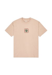 Lichtroze T-shirt met korte mouwen van katoen, met een vierkant grafisch ontwerp met een groene plant en rode dambordaccenten.