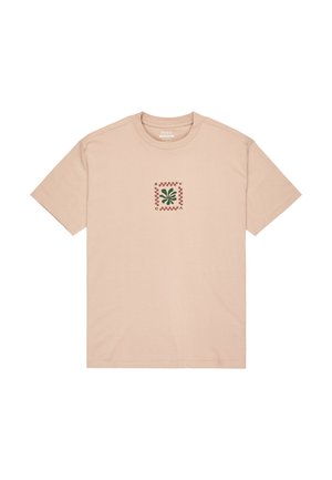 Lichtroze T-shirt met korte mouwen van katoen, met een vierkant grafisch ontwerp met een groene plant en rode dambordaccenten.