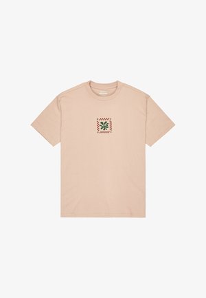 Helles rosa T-Shirt mit kurzen Ärmeln aus Baumwolle, das ein quadratisches Grafikdesign mit einer grünen Pflanzenillustration und roten Schachbrett-Akzenten zeigt.