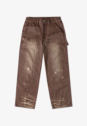 Pantaloni da lavoro marroni con rinforzi sulle ginocchia, schizzi di vernice, zone sbiadite e asola laterale per attrezzi, distesi.