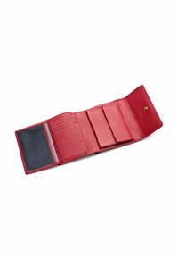 Billetera de cuero roja con textura de grano, con varios compartimentos para tarjetas, una ventana para identificación transparente y un cierre a presión seguro.