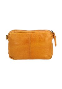 Kompakt senapsgul läderpouch med synlig sömnad, dragkedja på toppen och ett litet sidorep på en vit bakgrund.