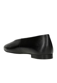 Scarpa piatta nera in pelle con punta arrotondata e tacco basso e robusto. Presenta una texture liscia e dettagli di cucitura minimi.
