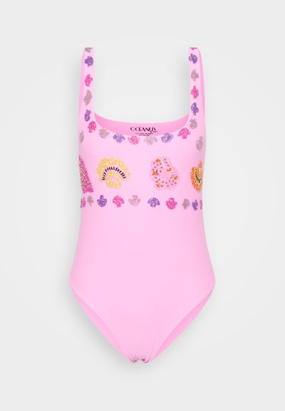 Rosa baddräkt med helkroppsdesign, som har en rundad halsringning och pryds av färgglada snäcka- och blomsterdekorationer. Tillverkad av mjukt, elastiskt material.