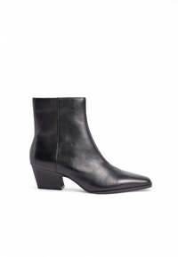 Musta nahkainen nilkkuri, jossa on terävä kärki, keskipitkä tukikorko ja sileä pinta. Ominaisuuksiin kuuluu minimalistinen muotoilu ilman näkyvää metalliosaa.