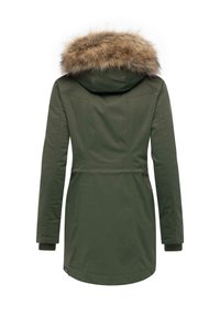 Parka verde oliva con cappuccio foderato in pelliccia sintetica, maniche lunghe, vita regolabile con cordino e orlo dritto. Presenta tasche laterali e polsini a coste.