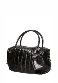Borsa nera lucida con una forma allungata, strisce testurizzate su tutto il corpo, doppio manico superiore e chiusura a zip su un lato.