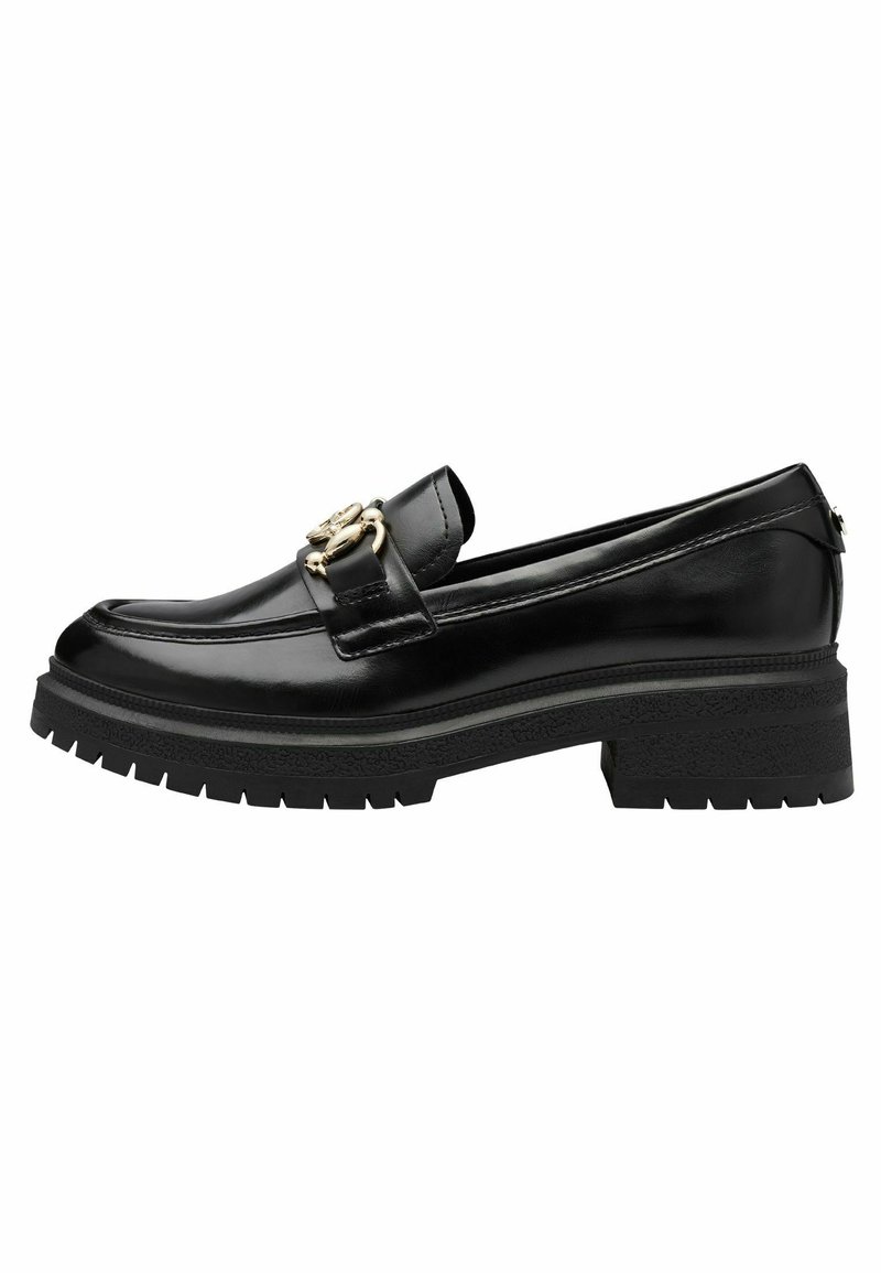 Mocassins en cuir noir avec un bout arrondi, un ornement métallique décoratif à l'avant et une semelle en caoutchouc épaisse et texturée.