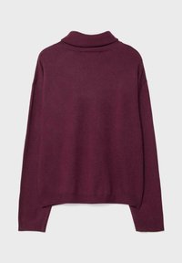 Burgunderfarbener, langärmeliger Strickpullover mit umgeschlagenem Stehkragen sowie gerippten Bündchen und Saum, von hinten auf einem schlichten Hintergrund präsentiert.