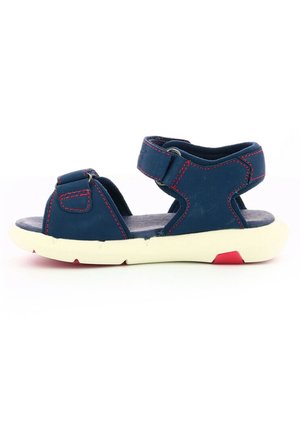 Sandalias sintéticas azules con correa ajustable, suela blanca y detalles rojos. Presenta una plantilla texturizada y diseño abierto para ventilación.
