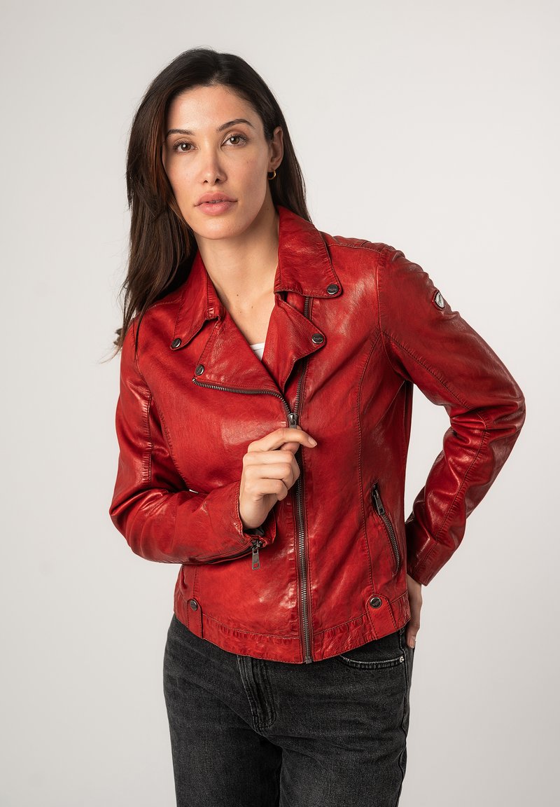 Veste de moto en cuir rouge avec une fermeture éclair à l'avant, des boutons-pression et des poches zippées ; présente un design ajusté et un subtil éclat.