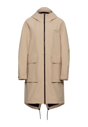 Giacca impermeabile beige con chiusura frontale a zip, due grandi tasche frontali, colletto alto e orlo con coulisse regolabile. Texture liscia.