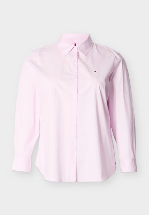 Hellrosa Hemd mit Knopfleiste, klassischem Kragen, langen Ärmeln und kleinem Logo-Akzent. Hergestellt aus glattem Baumwollstoff.