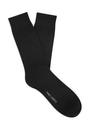 Para gładkich czarnych skarpetek typu crew z żebrowanymi ściągaczami i małym białym napisem "PAOLO LORENTE" w pobliżu palców na jednej skarpetce.