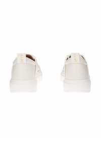Baskets blanches en cuir lisse, à bout arrondi et avec un col rembourré. Présentent un logo jaune sur le talon et de subtils perforations sur les côtés.
