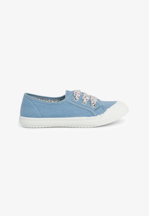 Blauwe canvas sneaker met witte rubberen zool, bloemenpatroon veters en een ronde neus. Gelaagd stoffen bovenkant, casual instapontwerp.