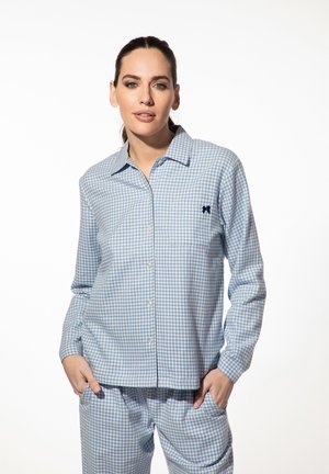 Blauw-wit geruit pyjama-set, met een kraagshirt en broek. Zachte stof met een losse pasvorm en een klein marineblauw strikaccent op het shirt.