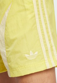 adidas Originals Kratke hlače - pure sulfur powder yellow