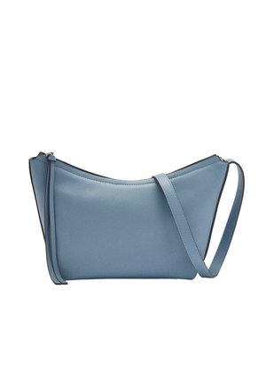 Jasnoniebieska skórzana torba na ramię z cienkim paskiem i zamkiem błyskawicznym, charakteryzująca się minimalistycznym designem i zaokrąglonym górnym brzegiem.