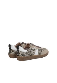 Kopertowe sneakersy w zwierzęcy wzór z teksturowanego zamszu i białymi skórzanymi akcentami, z wiązanym projektem i gumową podeszwą. Zawiera czarne uchwyty.