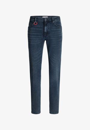 Granatowe jeansy wykonane z denimu, o dopasowanym prostym kroju, z standardowymi kieszeniami i czerwonym akcentem na okuciach paska.