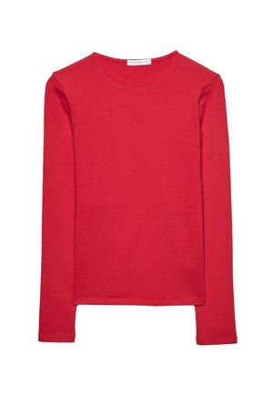 Maglietta rossa a maniche lunghe in morbido cotone. Presenta una scollatura tonda e un design aderente. Texture liscia senza motivi o accenti visibili.