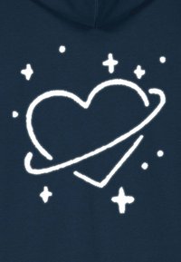 Felpa navy con grafica bianca di un cuore circondato da un anello, circondato da stelle e punti. Tessuto dal tocco morbido.