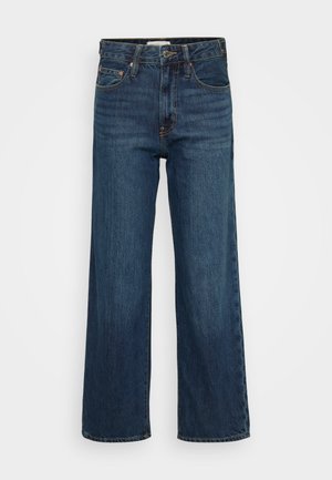 Jeans de mezclilla azul oscuro con un diseño de pierna recta, cinco bolsillos, pasadores para cinturón y costuras visibles. Textura suave, ajuste de altura media.