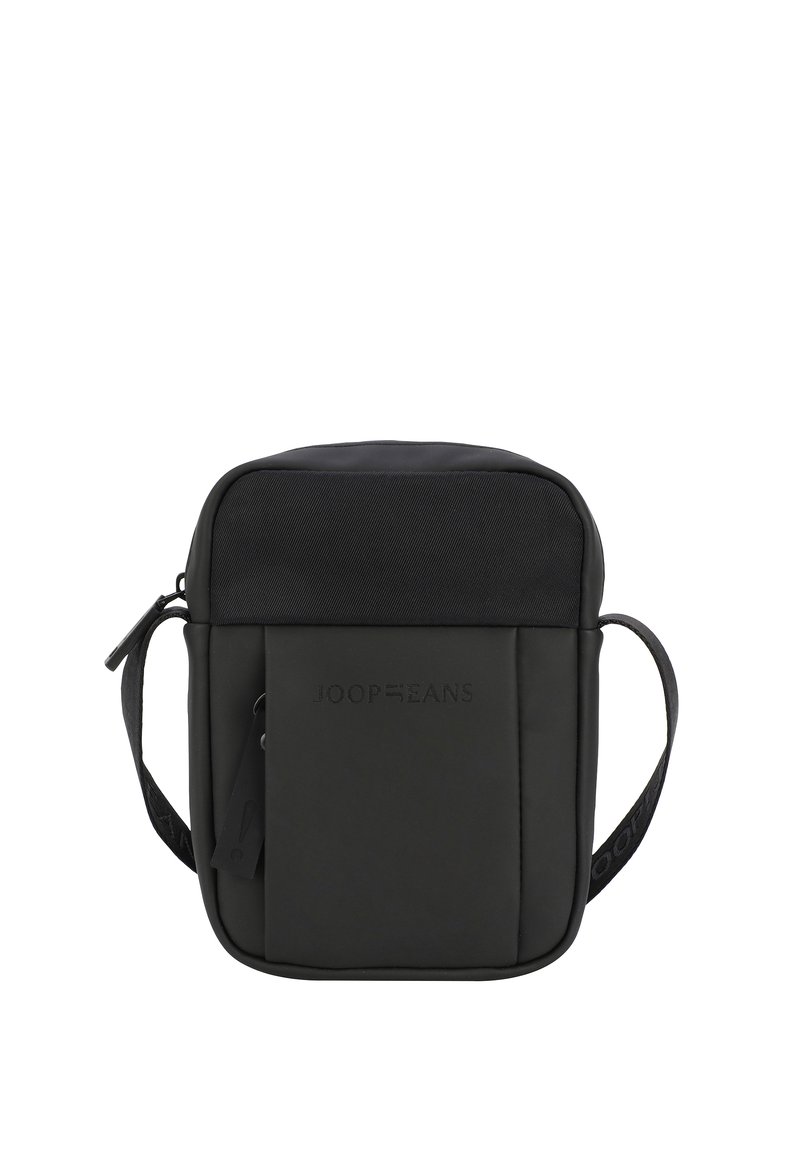 Borsa a tracolla nera realizzata in materiale resistente con una texture morbida, dotata di chiusura con zip, tracolla regolabile e tasca frontale con logo.