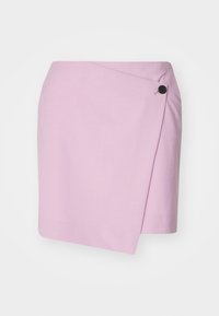 Lyserosa omslagskjørt laget av glatt stoff, med lukkemekanisme i siden og asymmetrisk hem for en moderne silhuett.