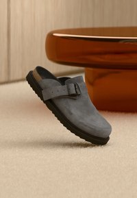 Επιλέχθηκε, gunmetal