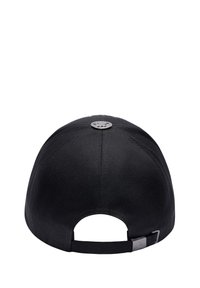 Cappellino da baseball nero con tessuto liscio, visiera curva, strap regolabile sul retro e un accento logo argentato sulla parte superiore.