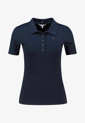 Granatowa prążkowana koszulka polo z krótkim rękawem, czterema guzikami i małym logo flagi Tommy Hilfiger na piersi.