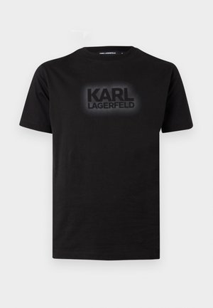 Fekete, rövid ujjú, kerek nyakú póló, amelynek mellkasán középen sötét betűkkel nyomtatott "KARL LAGERFELD" logó található.