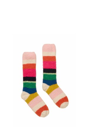 Par knæhøje, bløde sokker med horisontale striber i pink, orange, rød, sort, grøn, blå, gul og creme farver.