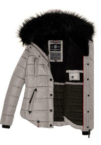 Chaqueta acolchada gris con capucha de piel sintética negra. Presenta un diseño con textura acolchada, cierre frontal con cremallera, dos bolsillos laterales y una etiqueta de marca en el interior.