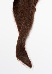 Brun, fuzzy uldsk scarf med en tilspidset, forlænget form. Blød tekstur med subtile variationer i farve og fiberlængde throughout.
