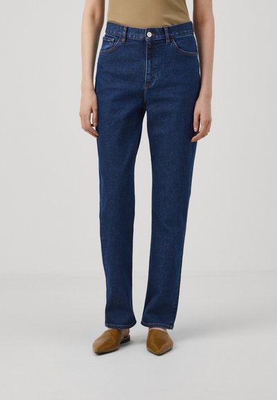 Jean en denim bleu avec une coupe droite, dotée d'une taille haute, de poches avant et d'une fermeture à un bouton. Texture lisse.