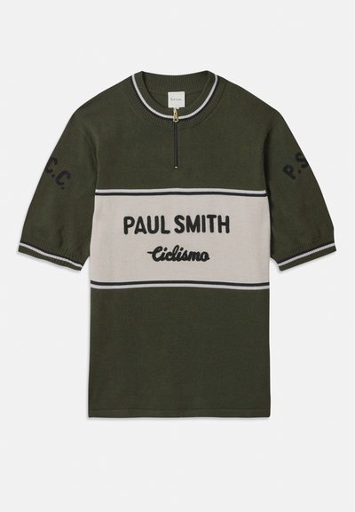 Kurzärmliges Strickshirt in Olivgrün und Creme mit gesticktem "PAUL SMITH" und "Ciclismo", mit Reißverschluss am Kragen und gestreiften Akzenten.