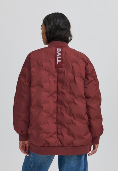 Vīna sarkanā pūkainā jaka ar paklājuma tekstūru, ribotām piedurknēm un apakšmalu, aizmugurē ar vertikālu "BALL" logo.