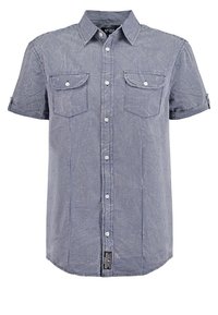 Chemise à manches courtes à carreaux bleu et blanc avec boutonnière, deux poches à rabat sur le devant et un col.