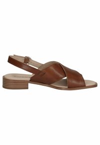 Sandale à talon plat en cuir marron avec des brides croisées et un design à bout ouvert. Semelle avec un léger motif de grain de bois.