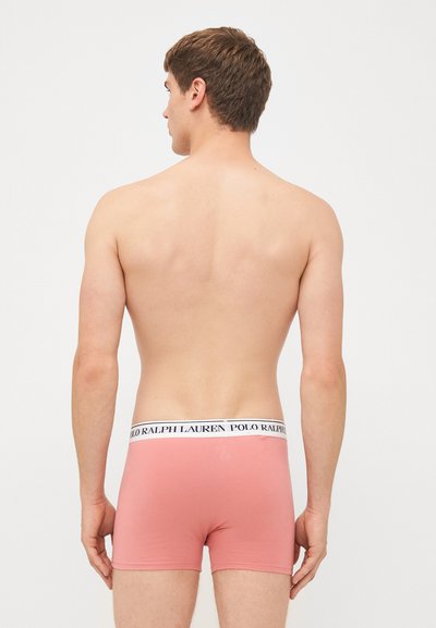 Boxeri scurți pentru bărbați Polo Ralph Lauren dintr-o țesătură de culoare roz deschis, cu un tiv din logo negru, având o textură netedă și un design ajustat.