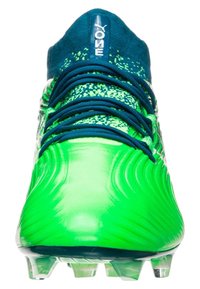 Grön fotbollssko med texturerad yta, blå snören och en vadderad krage. Har en logotyp och klara dobbar på sulan för grepp.
