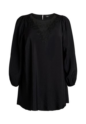 Schwarze Bluse mit langen Ärmeln, Puffärmeln und floraler Spitzenstickerei am Ausschnitt sowie transparentem Einsatz am oberen Rücken.