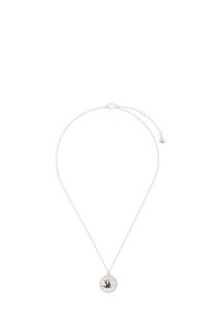 Collar de cadena de plata con un colgante circular que presenta un diseño de pájaro grabado en negro. Textura suave con un cierre de langosta.