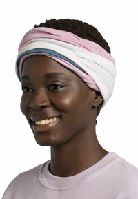 Mehrfarbiges Haarband aus weichem Stoff, mit Schichten in Pink, Weiß und Blau. Getragen mit einem helllila Sweatshirt.