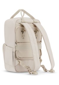 Beige rektangulär ryggsäck med vadderade remmar, ett topphandtag, sidofickor och dragkedjestängning. Har plastbeslag som accent.